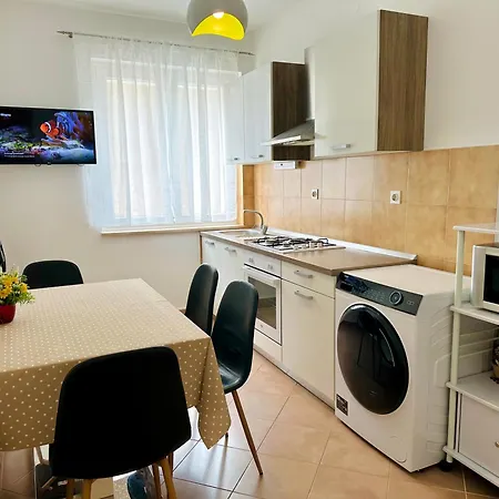 Spacious Family Near The Makarska