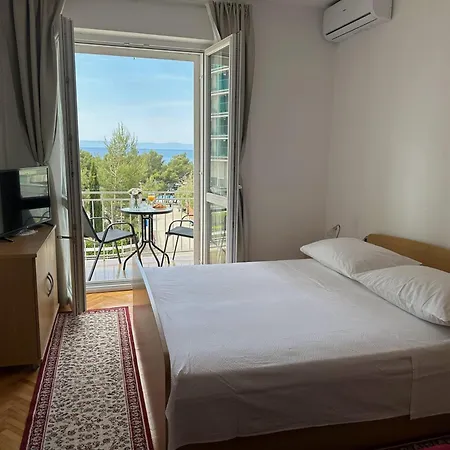 Apartment Spacious Family Near The Makarska