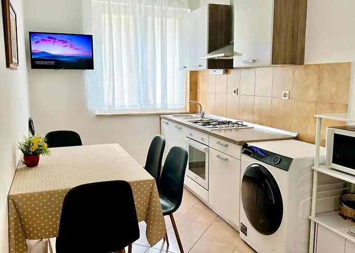 Spacious Family Near The Apartman Makarska