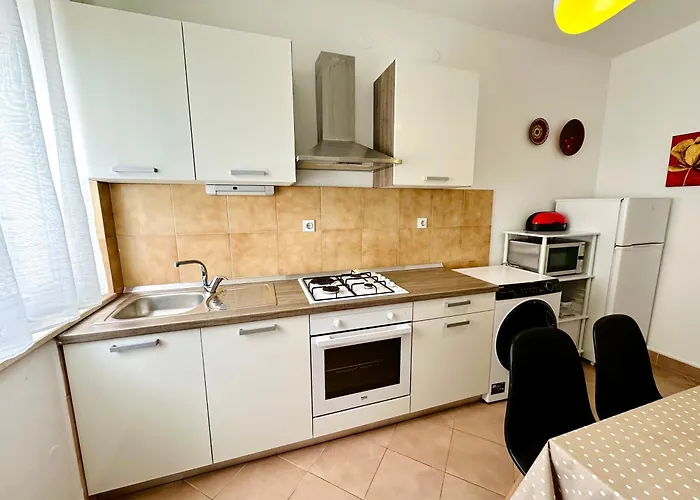 Spacious Family Near The Makarska