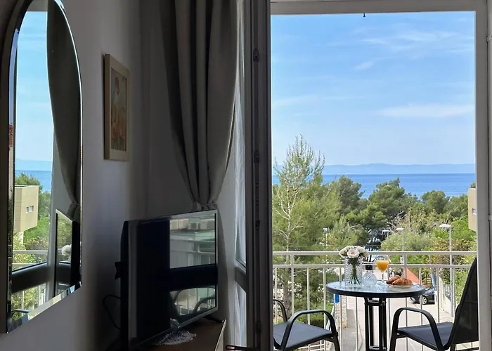 Spacious Family Near The Makarska