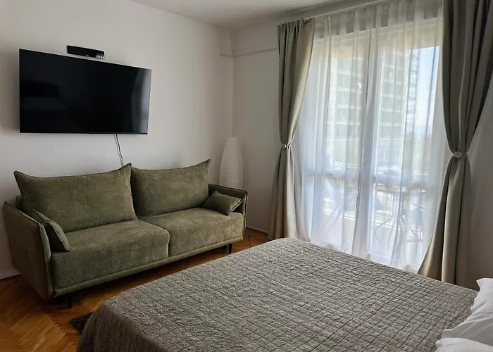 Spacious Family Near The Apartman Makarska