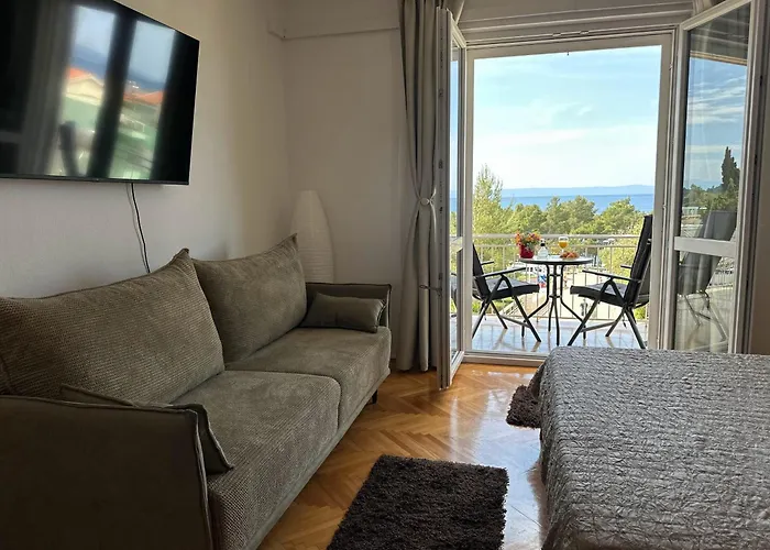 Spacious Family Near The Apartman Makarska