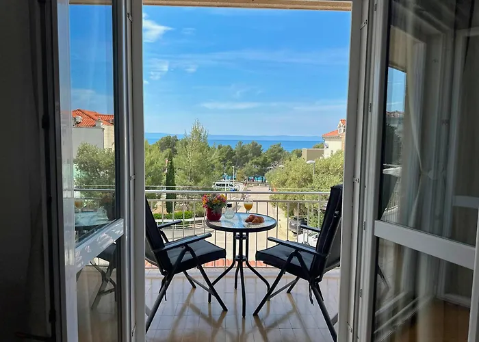 Spacious Family Near The Makarska