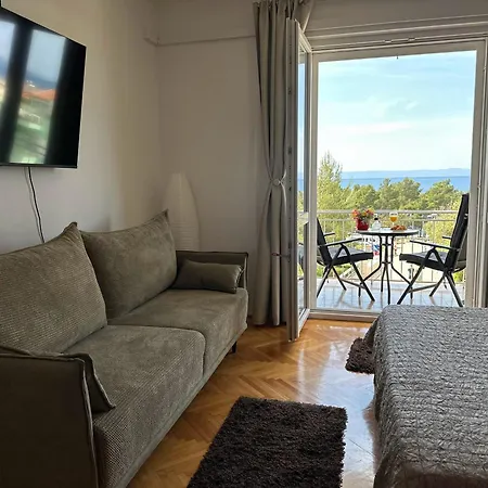 Spacious Family Near The Apartment Makarska